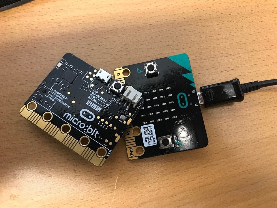 This image has an empty alt attribute; its file name is microbit-bbc.jpg
